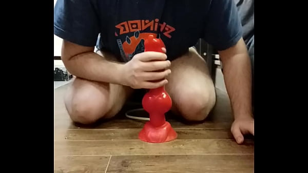 je joue avec mon énorme gode et je jouis dans ma cage de chasteté