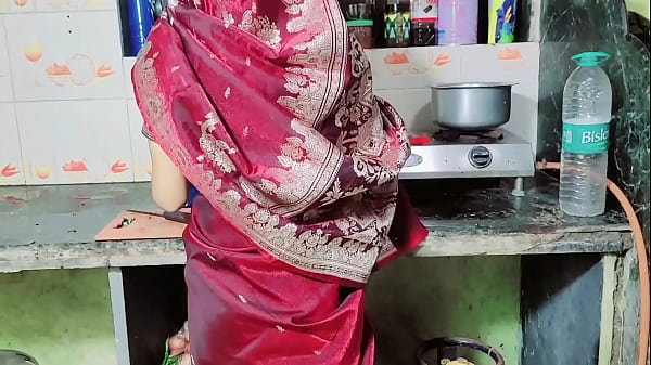 Desi Bhabhi sah im Saree gut aus, also warf Bhabhi los