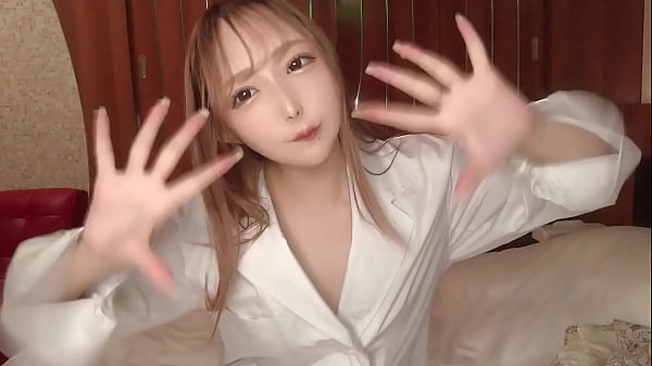 L'angelo vestito di bianco ha anche la biancheria intima bianca.