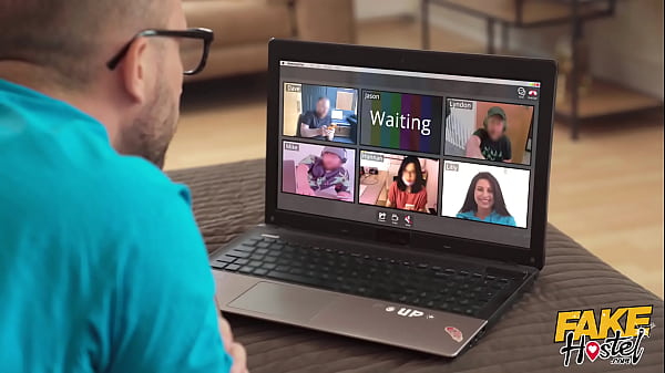 Fake Hostel - Estudiante universitario se avergüenza cuando sus compañeros lo pillan masturbándose en una clase en línea - pero luego tiene suerte y le hace un creampie a su súper caliente mejor amigo adolescente.