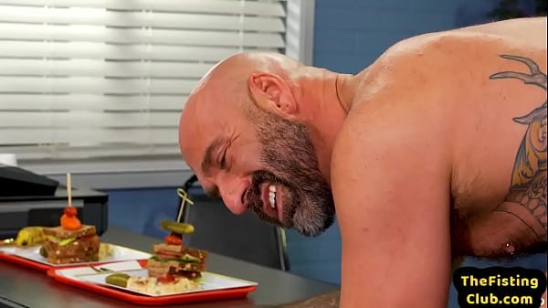 Fusto tatuato inculato dal suo amante dopo una sessione di barebacking