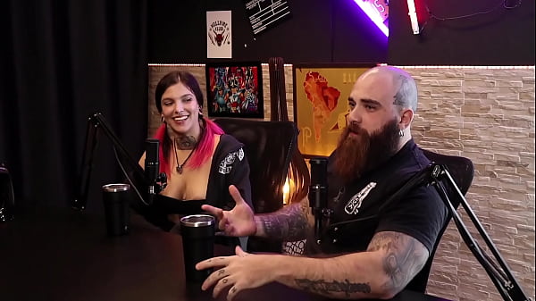 They were having sex and a pussy appeared in his face - Queen and Iron