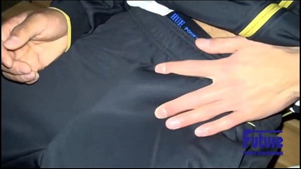 Die Dinge beginnen nachts in einem Park zu passieren ... im Gras, wo sonst niemand ist ... Arschpenetration, den ganzen Weg!