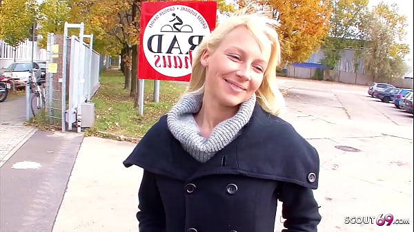 Giovane studentessa tedesca ripresa per strada per un casting porno