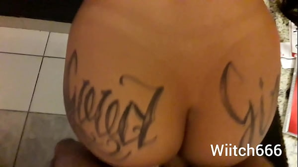 Una giapponese cattiva mi ha portato nella stanza e mi ha scopato a quattro zampe. IN PELO COMPLETO