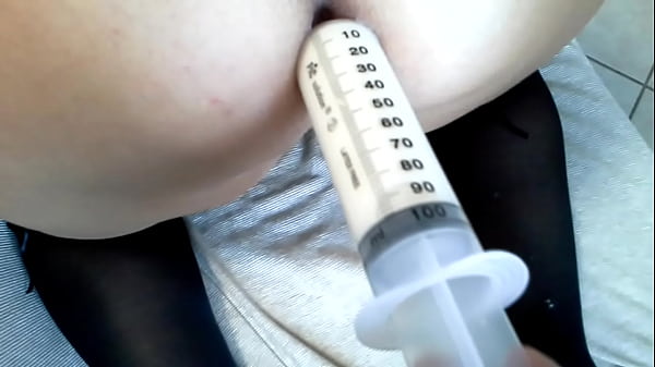 Clistere con latte caldo e frustata