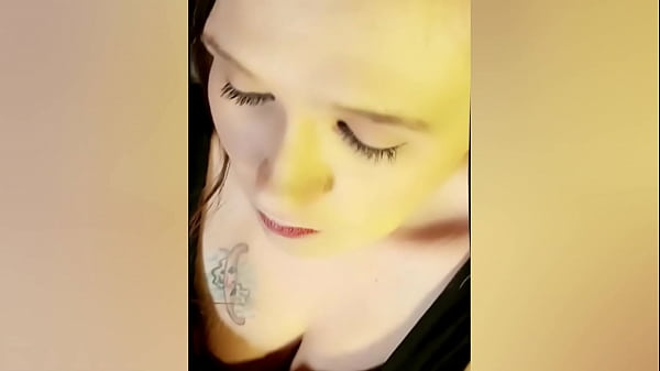 Il padrone di casa pervertito trae vantaggio dal gioco di ruolo degli adolescenti