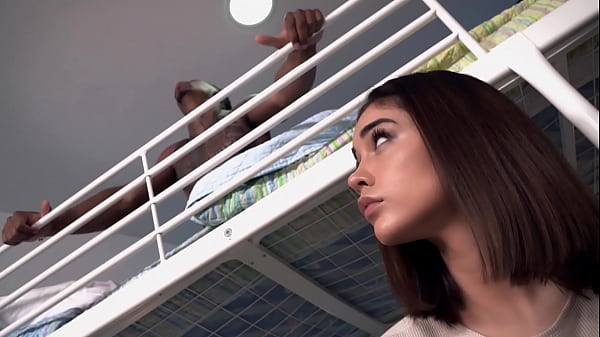 हॉर्नी हॉस्टल - (ज़ुज़ू स्वीट, जीसस रेयेस) - बबल बट स्लट को बीबीसी द्वारा स्ट्रेच किए जाने का आनंद मिलता है