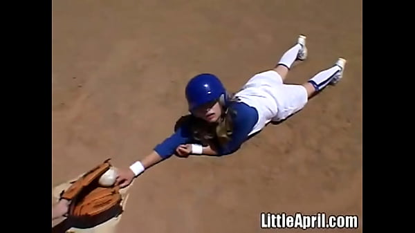 La piccola April si strofina la figa dopo il baseball
