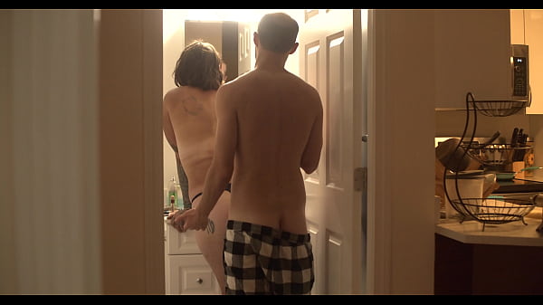 Kerl fickt Trans-Stiefschwester, während sie sich die Zähne putzt