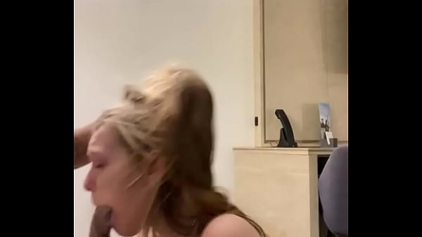 Anh ấy đã húc vào miệng tôi khi tôi đến Gakworld