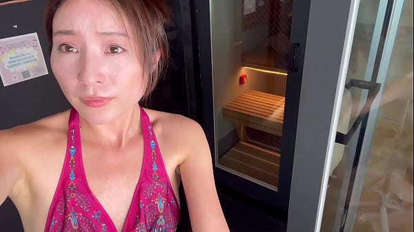 Ich ging in die Sauna und schwitzte.