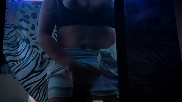 UNGLAUBLICHES PASSIERTE IN MEXIKO - Stiefmutter verführt ihren Stiefsohn, indem sie ihre Titten durch die Fenster zeigt, und der Stiefsohn fickt sie mit sehr reichem, echtem hausgemachtem Amateursex