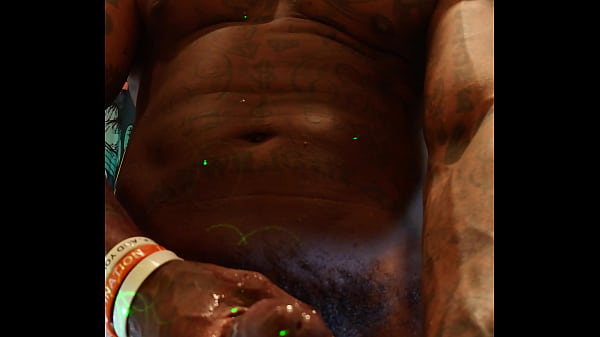 Adorazione del grosso cazzo nero e peloso di Hallelujah Johnson (testimone nudo)