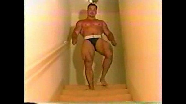 Steve Sterling neckt und wichst sich einen Schwanz