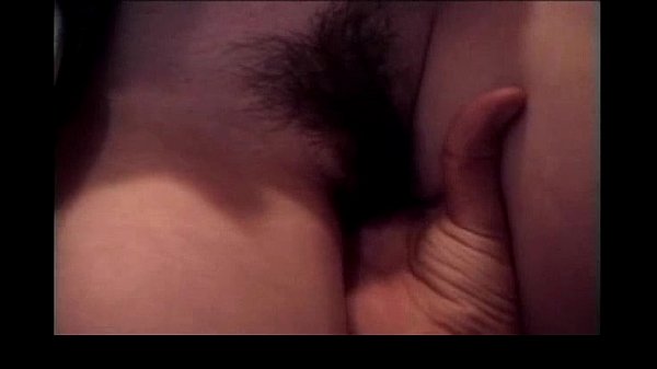 可爱的亚洲宝贝闪烁她的小