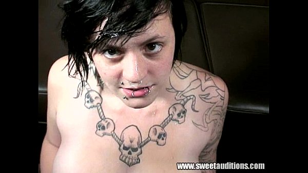 A gordinha punk adolescente Betty adora comer bunda