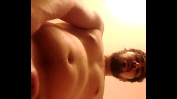 Sexy Kerl wichst sich unter der Dusche mit Lotion einen runter