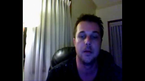 ragazzo albanese davanti al pc mostra il suo cazzo