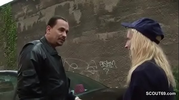 DEUTSCHE POLITIN IST GEIL UND LÄSST SICH IM PARK VON DEM FALSCHEN PARKER FICKEN