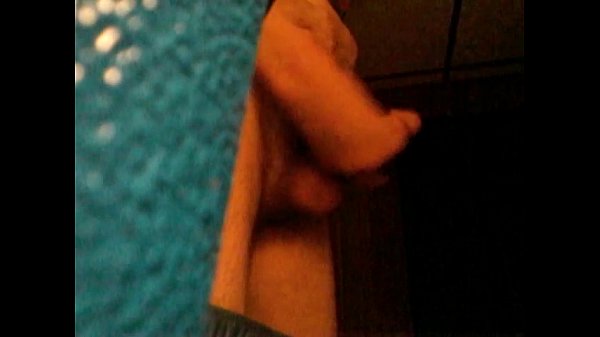 Heißer Junge meistert seinen schönen Schwanz