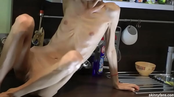 Dünne Brünette posiert nackt