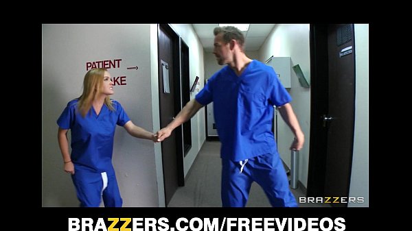 Enfermera rubia cachonda se escapa en el trabajo para follar a un interno del hospital