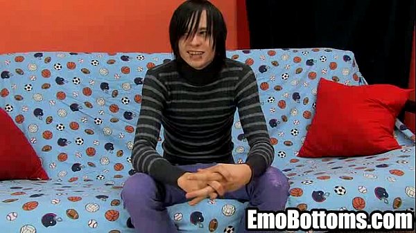 Um twink punk sexy e tatuado empurra seu pau para fora