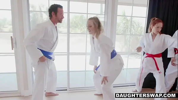 Capitana marvel xxx una parodia de axel braun (kenzie tpornr, aubrey kate, lacy lennon, ana foxxx, ramon nomar, tyler Knight)